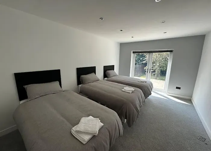 Brand New 4 Bed Deluxe Modern Villa - Sleeps 9 - Private Parking & Garden