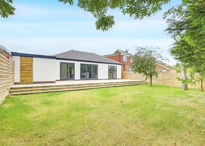 Brand New 4 Bed Deluxe Modern Villa - Sleeps 9 - Private Parking & Garden