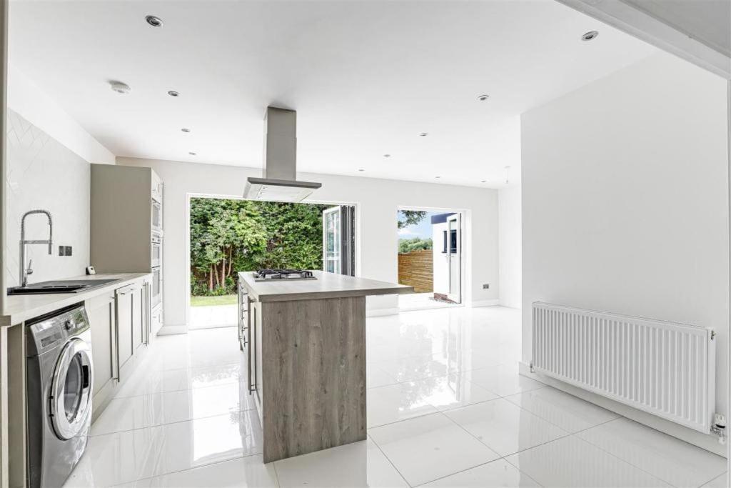 Brand New 4 Bed Deluxe Modern - Sleeps 9 - Private Parking & Garden Villa Nottingham